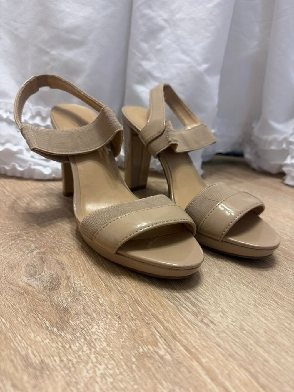 Liz Claiborne Nude Patent Heels With Elastic Straps & Block Heel Size 8.5M